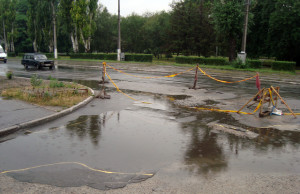 В центре города проваливается асфальт. Никому нет дела