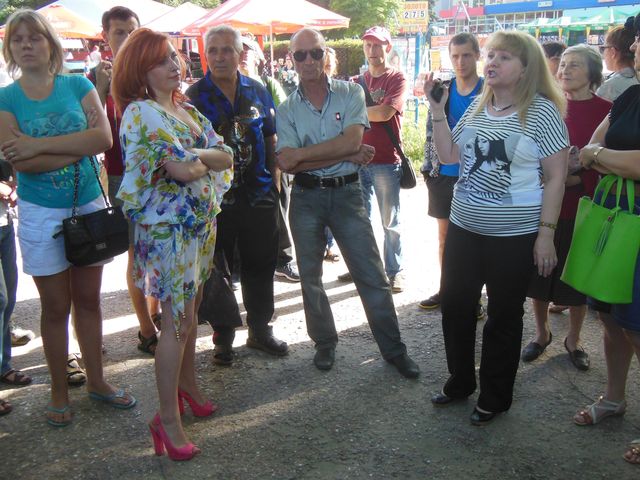 сквер протестующие