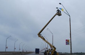 Мостовой переход украсили национальными флагами