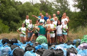 Активисты убрали Голубое озеро