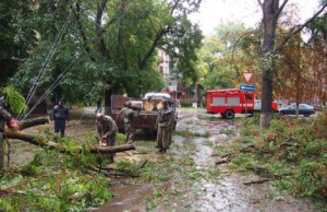 Столб накренился, провода лежат на земле