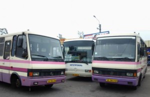 Транспортная вакханалия продолжается с риском для прохожих