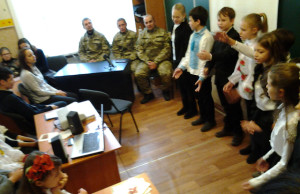 Школьники организовали концерт бойцам ДУКа
