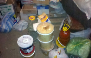 Студентка медучилища помогает солдатам