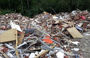 Бизнесмен, высыпающий мусор возле Днепродзержинска, прикрывается люстрацией