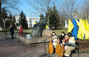 К монументу Тараса Шевченко возложили цветы