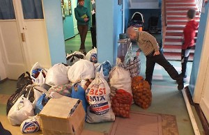 Беженцам помогли продуктами и вещами