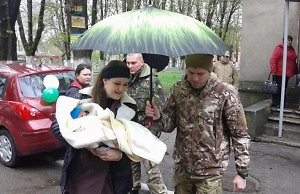 Семью погибшего воина у роддома встретили боевые побратимы