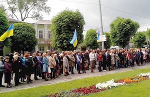 У памятного знака прошел траурный митинг