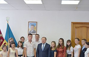 Градоначальник отметил стипендиями талантливых детей