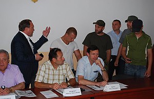 Митинг против Сафронова собрал около сотни человек