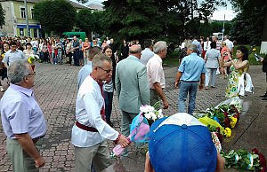 День Конституции отметили митингом и маленьким концертом