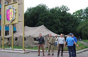Митингующие разбили палаточный городок у мэрии