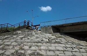 Размытые опоры моста начали укреплять