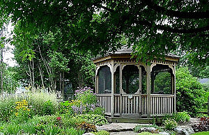 Беседка в саду – как построить?