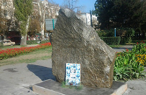 Выгоревшие фотографии и засохшие цветы