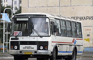 Люди опаздывают на работу, перевозчики считают прибыль