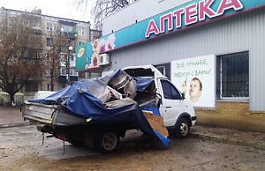 На Правом берегу дерево упало на автомобиль