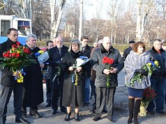 У памятного знака почтили память жертв Голодомора
