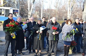 У памятного знака почтили память жертв Голодомора