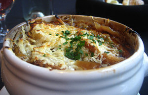 5 фирменных рецептов лукового супа