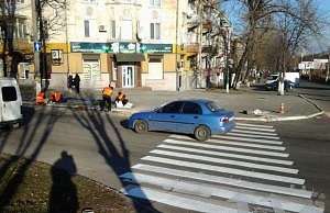 На аварийном перекрестке установили ограждение и обозначили переход