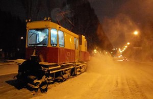 Коммунальщики устраняли последствия снегопада ночью