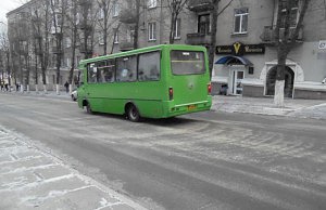 Коммунальщики оперативно начали посыпку дорог