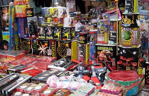 Пиротехнику на улицах города все–таки продавали