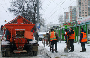 Более тысячи тонн песка и соли уже высыпано на городские улицы