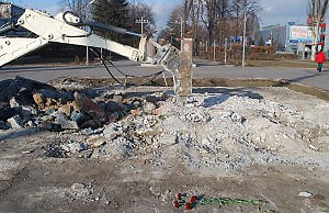 Коммунальщики приводят в порядок территорию у демонтированных памятников