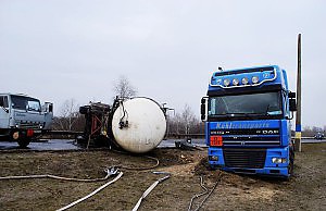 Перевернутый бензовоз парализовал движение по мосту
