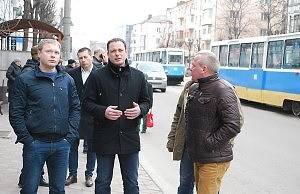 Отремонтированные вагоны и электронное табло презентовал мэр и директор «Трамвая»