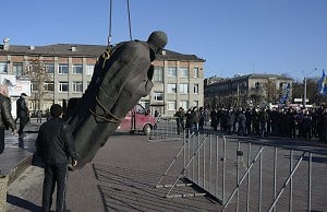 Депутат предлагает продать демонтированные памятники