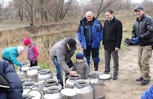 Мэр и общественники зарыбили левобережный канал