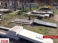 Подростки надругались над могилами на кладбище