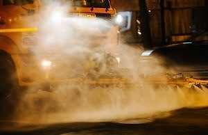 В городе моют обочины между дождями