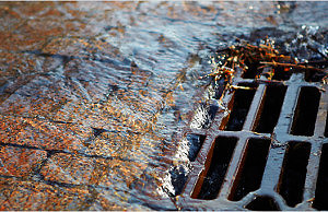 «Бетонные таблетки» на ливневках меняют на резинокордовые решетки