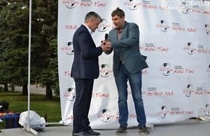 Под мэрию принесли гроб и положили в него живого человека