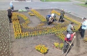 На месте демонтированного памятника появилась клумба с трезубом