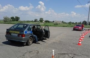 Охранная фирма и представитель автопроизводителя перекрыли трассу под Каменским (видео)