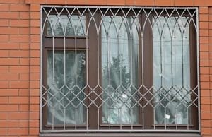 В оконной решетке застрял ребенок