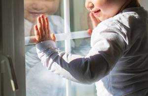 После падения с третьего этажа годовалый ребенок получил только ушибы