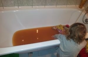 Горожане жалуются на цвет воды из кранов. Что говорит «Горводоканал»