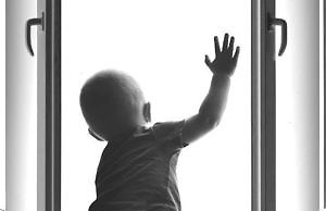 4-х летний ребенок выпал с окна 5-го этажа