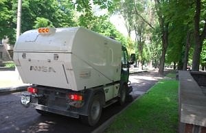 Уборочная машина разбила тротуар на Левом берегу