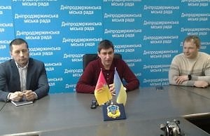 Плахотник пытается доказать, что он не тунеядец в старых советских традициях