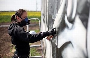 В качестве альтернативы ремонту — граффити на фасадах