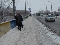 Неубранные тротуары и дороги превратились в кашу. Коммунальщики рапортуют о «победе» над стихией