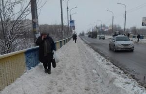 Неубранные тротуары и дороги превратились в кашу. Коммунальщики рапортуют о «победе» над стихией